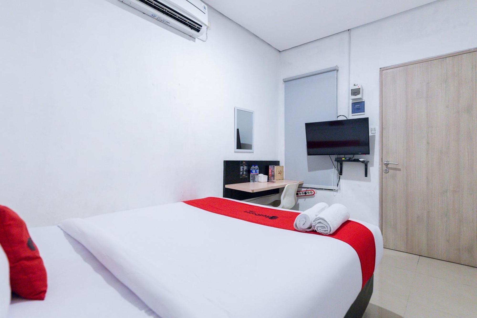 Reddoorz Plus Syariah Near Mall Pondok Indah Jakarta Ngoại thất bức ảnh