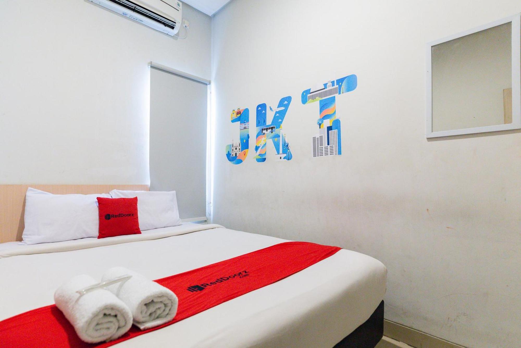 Reddoorz Plus Syariah Near Mall Pondok Indah Jakarta Ngoại thất bức ảnh