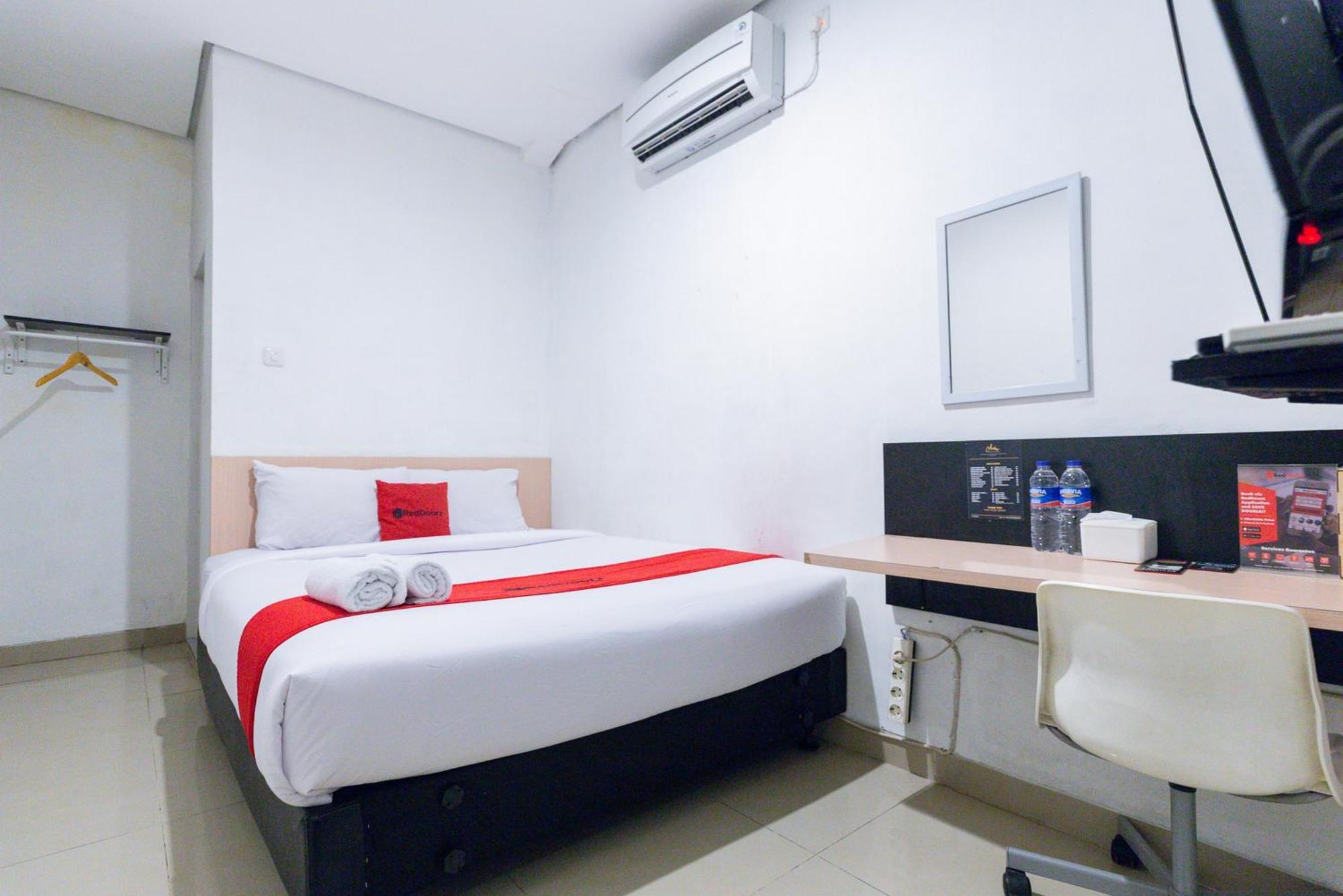 Reddoorz Plus Syariah Near Mall Pondok Indah Jakarta Ngoại thất bức ảnh