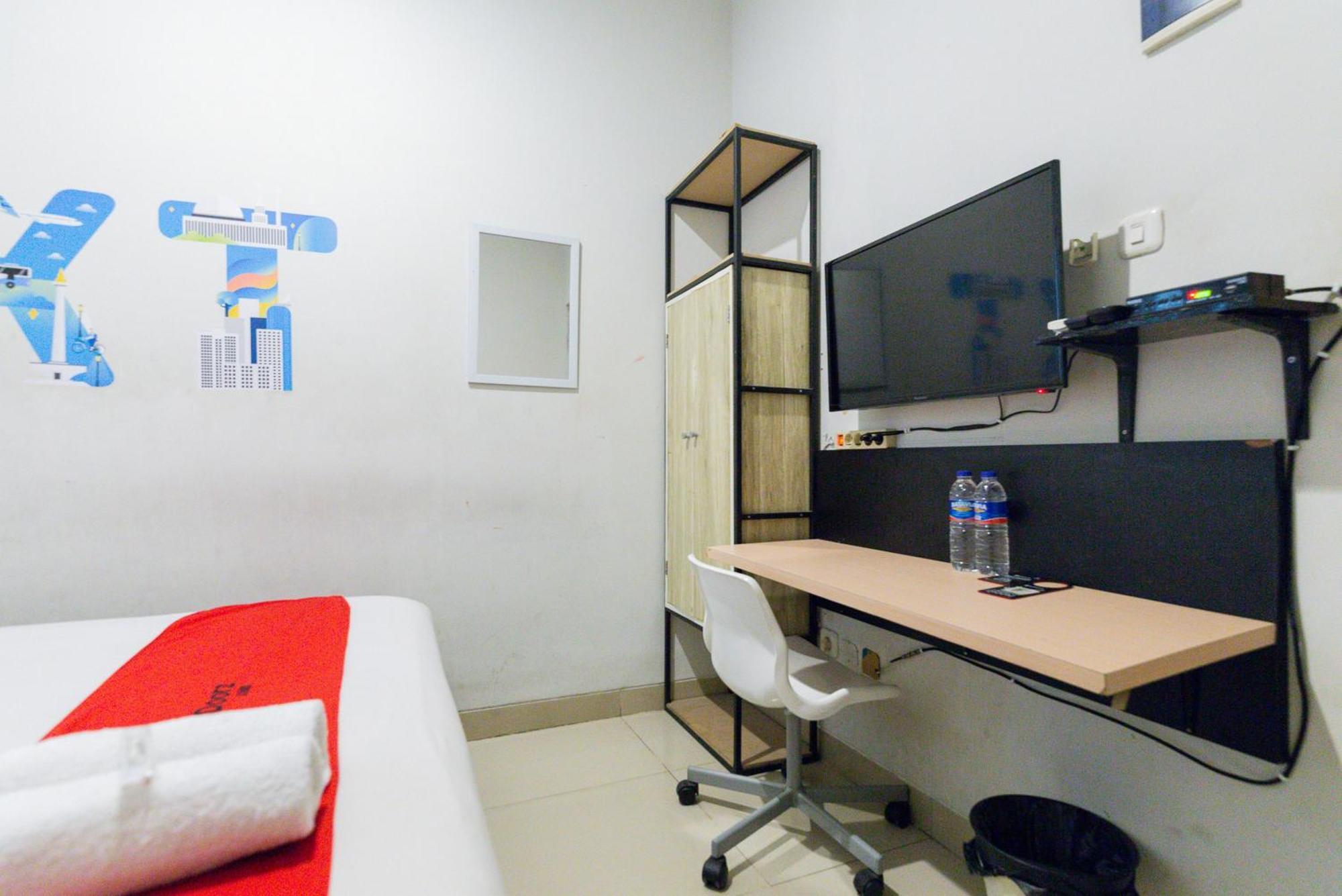 Reddoorz Plus Syariah Near Mall Pondok Indah Jakarta Ngoại thất bức ảnh