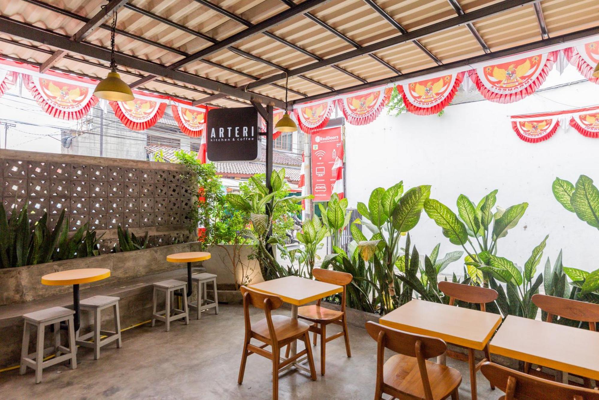Reddoorz Plus Syariah Near Mall Pondok Indah Jakarta Ngoại thất bức ảnh